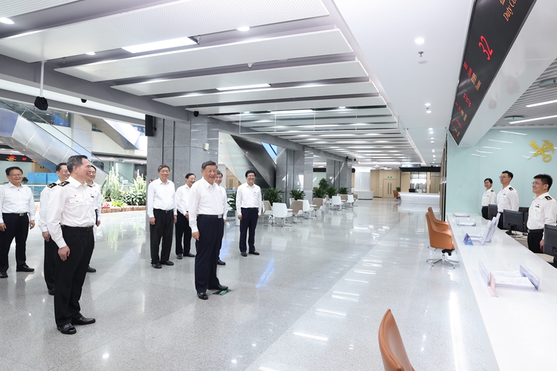 10月15日至16日，，中共中央总书记、、、国家主席、、、中央军委主席习近平在福建考察。。。这是16日上午，，习近平在中国（福建）自由商业试验区厦门片区考察时，，同综合服务大厅窗口事情职员亲热交流。。。