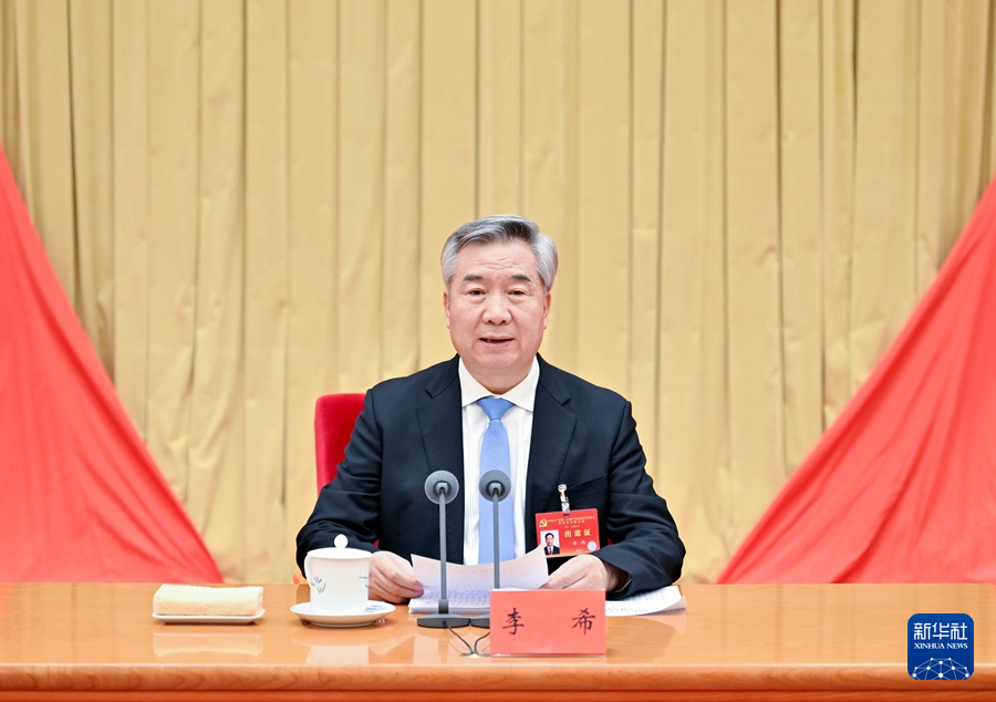 ??1月6日，中国共产党第二十届中央纪律检查委员会第四次全体聚会在北京开幕。中共中央政治局常委、中央纪律检查委员会书记李希代表中央纪律检查委员会常务委员会作题为《深入推进党风廉政建设和反糜烂斗争，以周全从严治党新效果为推进中国式现代化提供顽强包管》的事情报告。